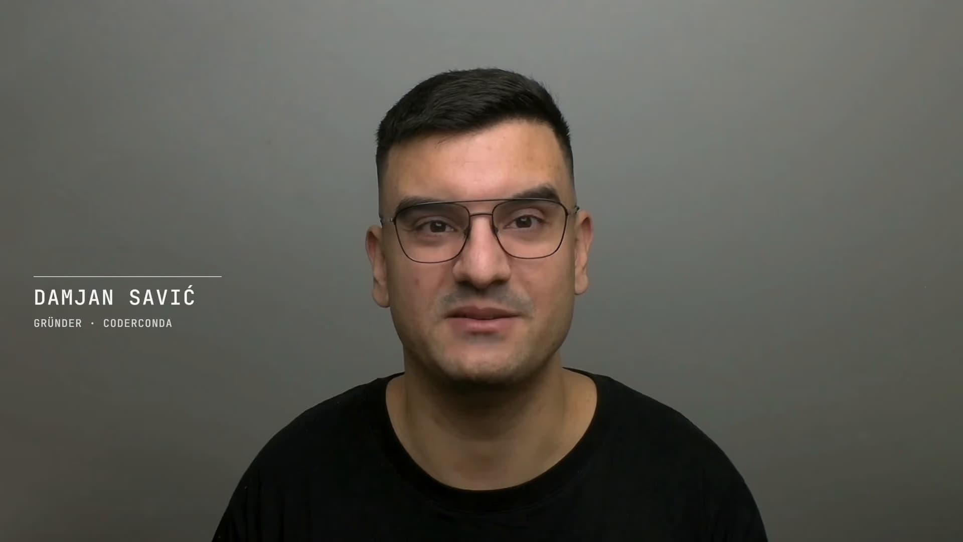 Damjan Savić spricht in die Kamera, unten links sein Name und „Gründer · CoderConda“