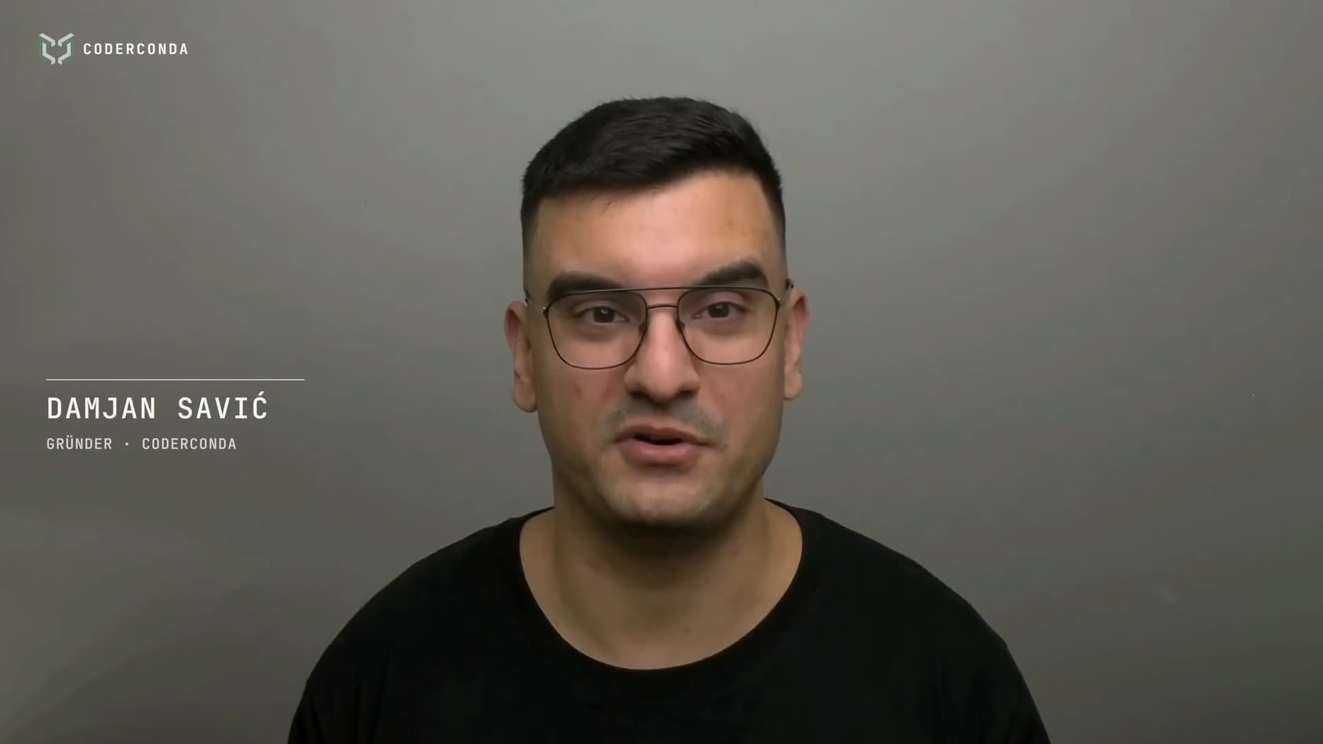 Damjan Savić spricht in die Kamera, unten links sein Name und „Gründer · CoderConda“