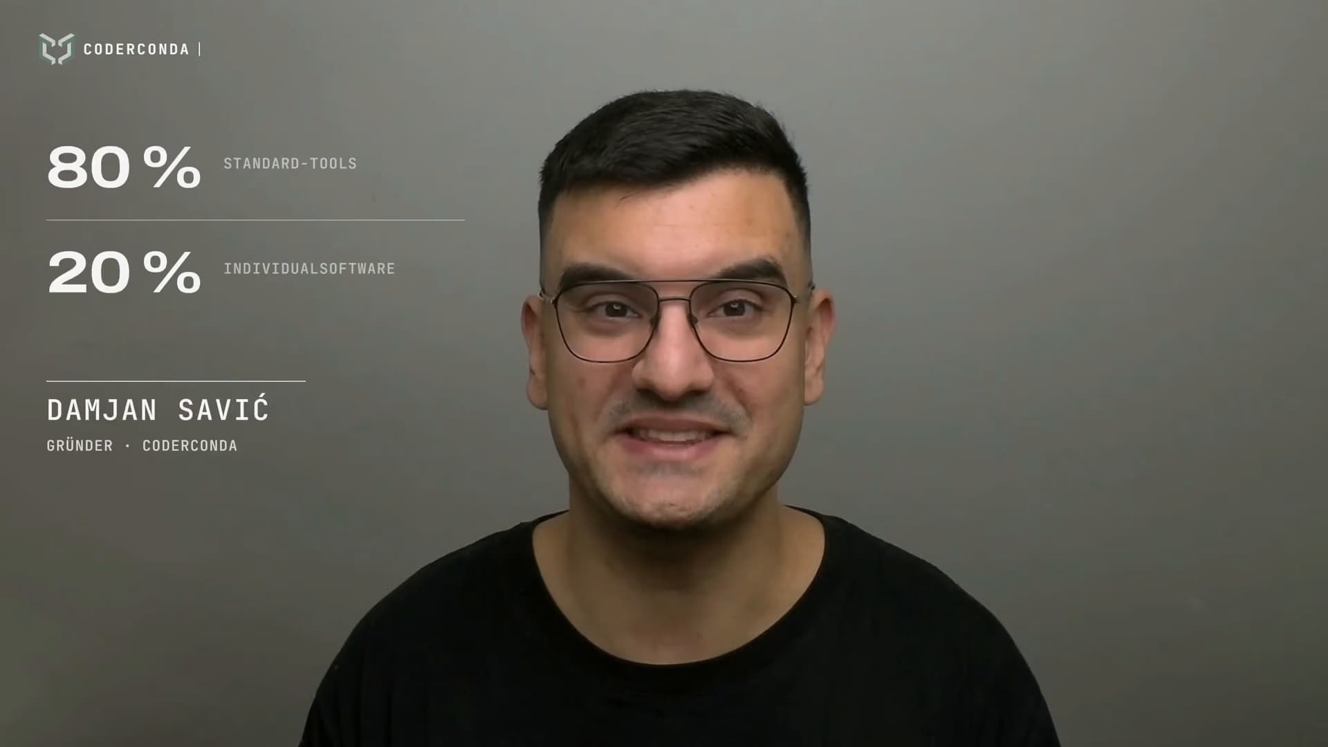 Damjan Savić spricht in die Kamera, daneben „80 % Standard-Tools, 20 % Individualsoftware“